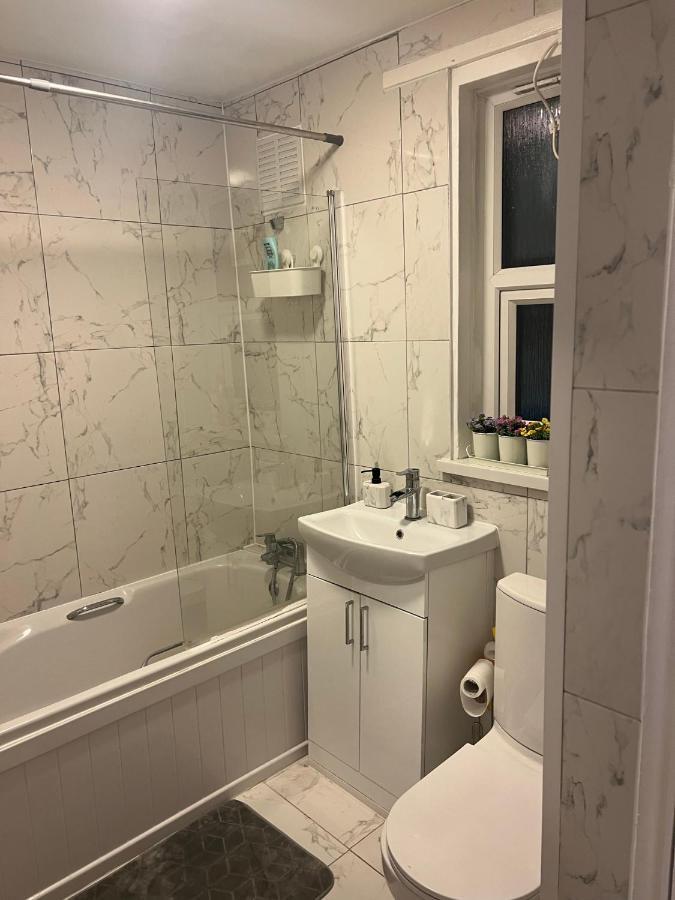 Accu Care Apartment Лондон Экстерьер фото